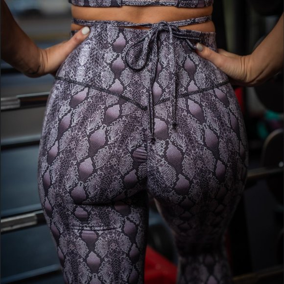Effortless Scrunch Leggings- Purple Python - Picture 2 of 4
